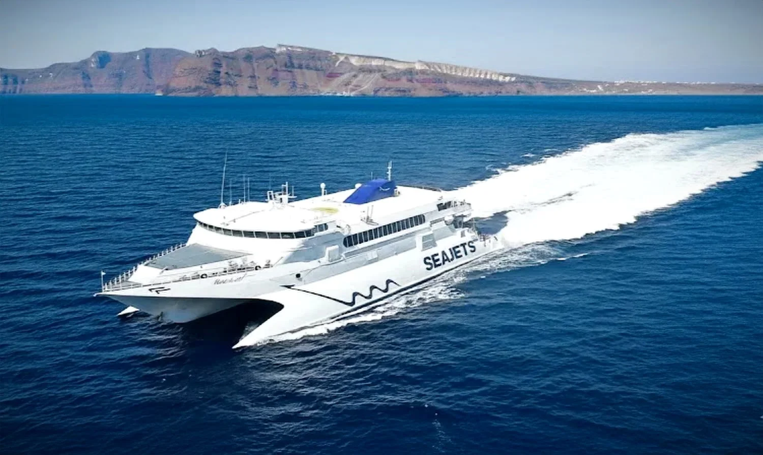 Скоростной паром SeaJets на фоне кальдеры Санторини